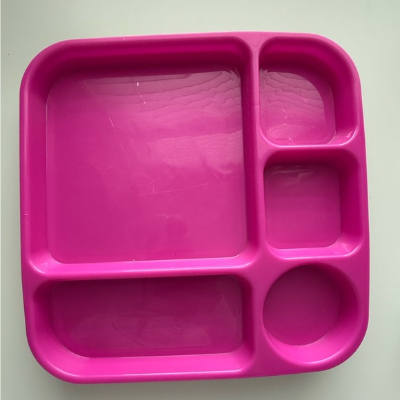 4 Divided Plates - 2 Green and 2 Pink - Picture 2 of 7